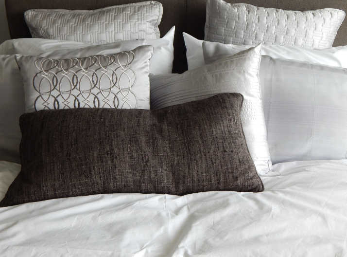 Does the Lazy Dog Position Make It Easier to Climax? Reasons for Its Popularity and Other Tips 3 cushion 1